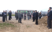 2013年3月23日下午，，，，，，，成武县委、县政府、县人大政协四大班子领导对成武公司长输管线项目建设进行视察。。。。。。 视察组在以鲁志成书记为首的领导班子对天然气长输管线项目进行现场调度。。。。。。在工程现。。。。。。，，，，，项目建设总指挥长张冠中主任对本项目建设情况进行介绍，，，，，，，张主任详细介绍项目建设进度、资金投入、suncitygroup燃气公司发展情