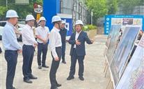 大渡口区常务副区长谢小刚调研suncitygroup中心项目，，，，，共破建设难题促发展